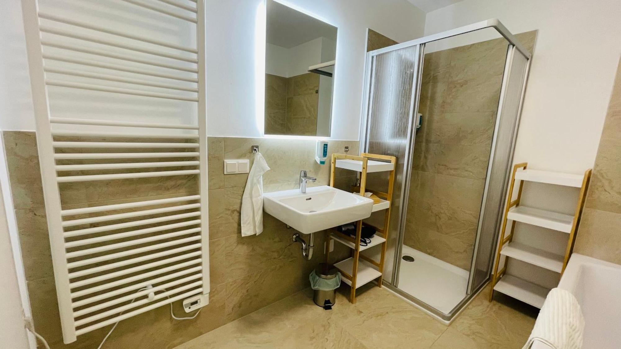 Spacious Penthouse - 4 For Up To 10 Guests - Contactless Check-in Apartamento *