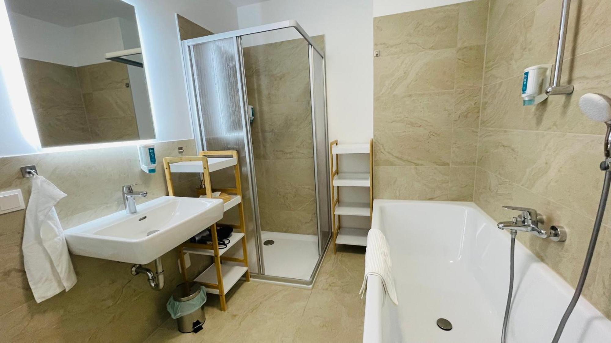 Spacious Penthouse - 4 For Up To 10 Guests - Contactless Check-in Viena