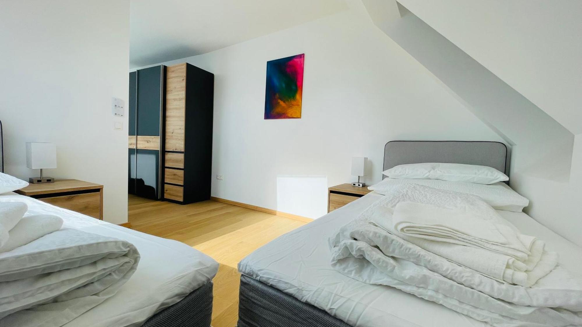 Spacious Penthouse - 4 For Up To 10 Guests - Contactless Check-in Apartamento